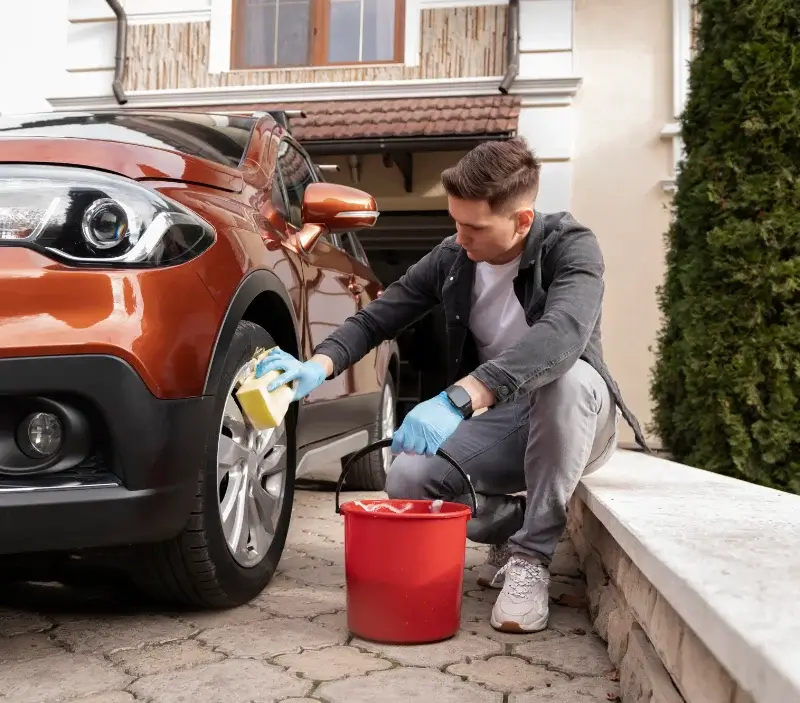 Lavage auto à domicile Sainte-Lizaigne : professionnel intervenant sur un véhicule